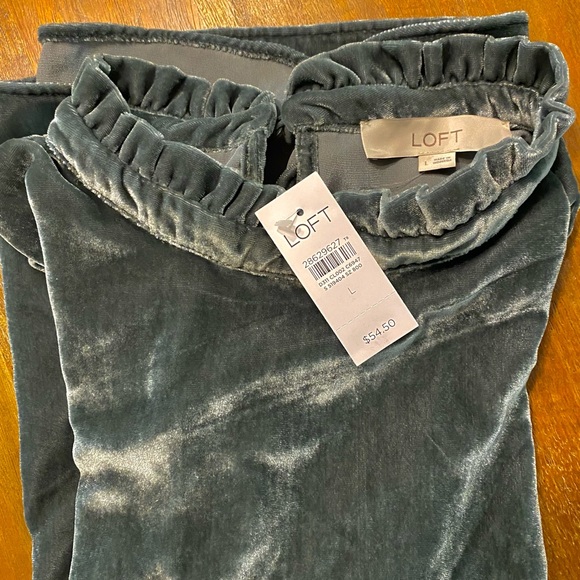 🐺 LOFT Velvet Ruffle Top - Picture 3 of 3